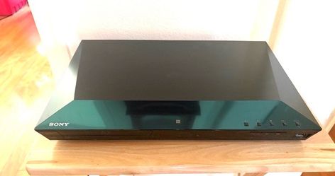 SONY DVD / BLUE RAY PLAYER WITH SURROUND SOUND