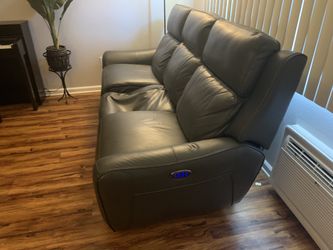 Living Spaces Power Reclining Sofa w pwr headrest and lumbar and USB