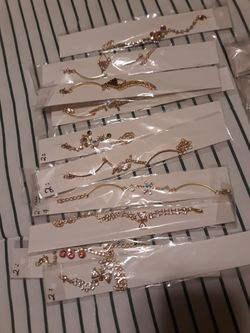 Guegitos de aretes y cadena