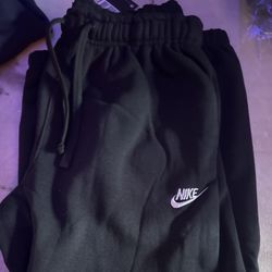Large nike sweats color black 