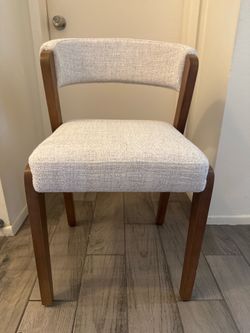 Modern Upholstered Accent Chair – Like New