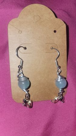 Hand Made earrings I can do any color beads dm to order 5 dollars