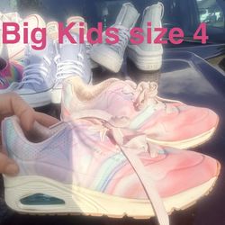 Skechers Memory  Foam Size 4 Big Kids 