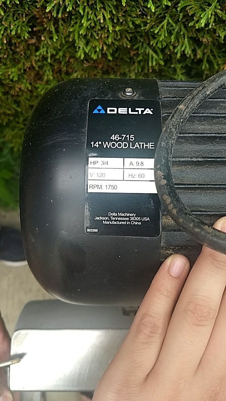 My dad's Delta 46715 14" Wood Lathe w/ Iron bed 1440 for Sale in Chicago, IL OfferUp