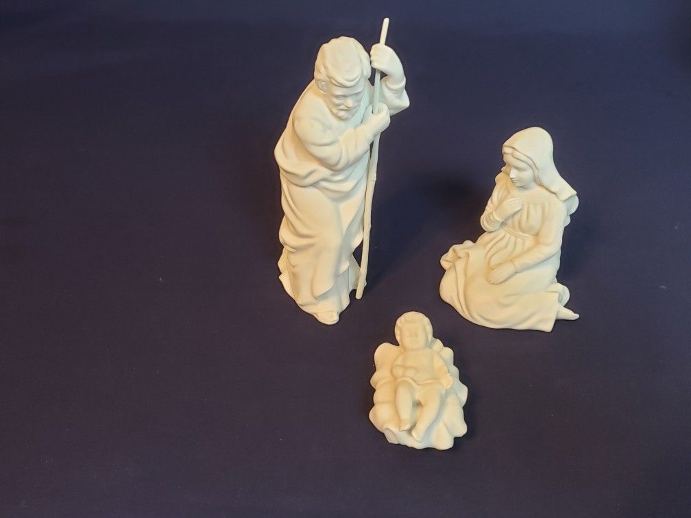Avon Nativity Set with 17 Pieces total