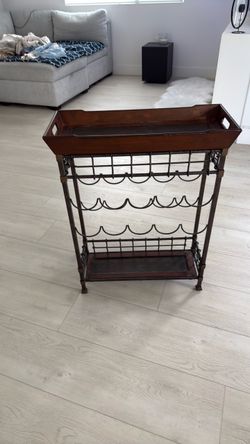 Wine bar with removable tray