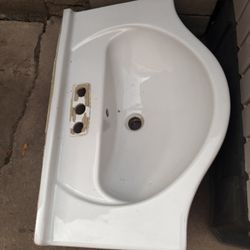 Porcelain Sink 26.5in x 17.5in 