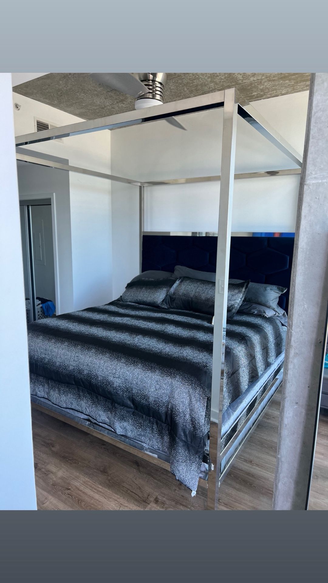 King size Bed