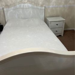 WHITE BEDROOM SET: SIZE-FULL (DOES NOT INCLUDE MATTRESS OR BEDDING SHOWN IN IMAGE)