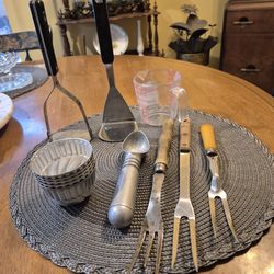 8 pieces of kitchen utensils