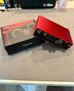 4th Gen Focusrite Scarlett 2i2 - Mint