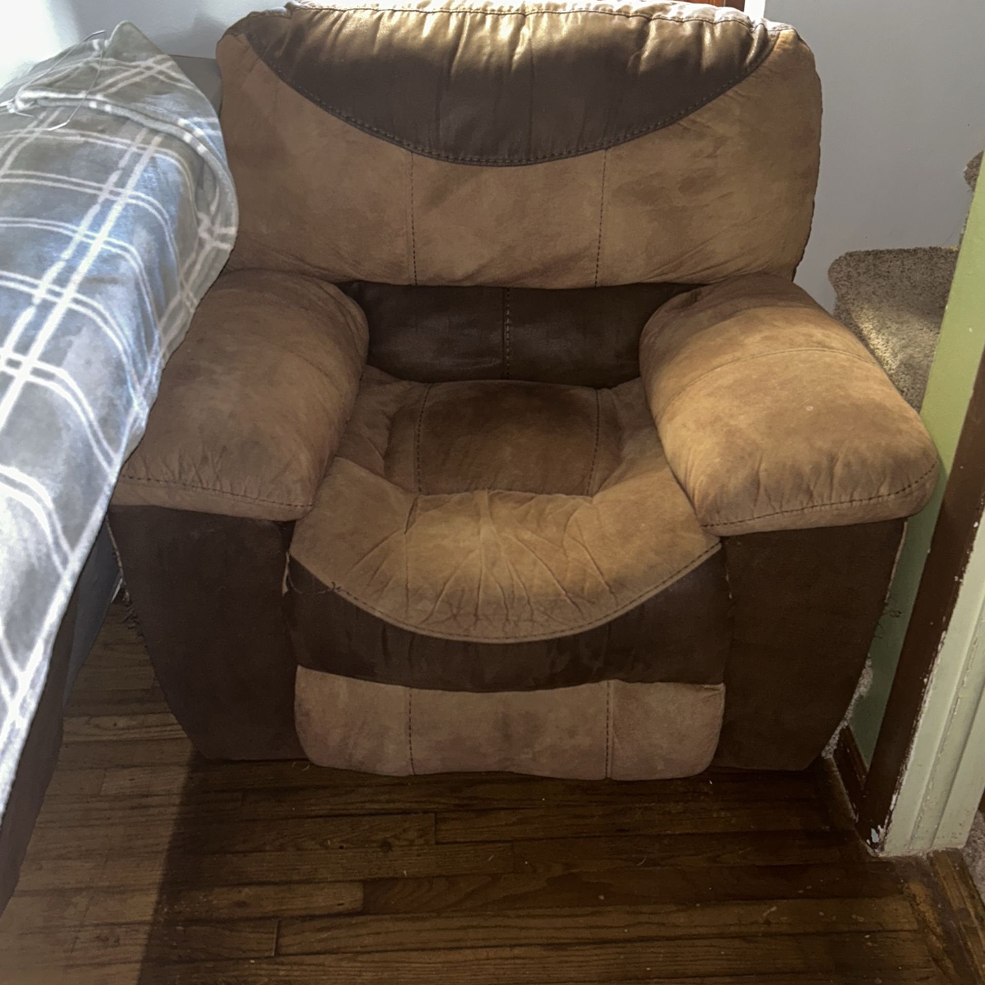 BROWN RECLINER CHAIR