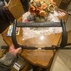 GOLDS GYM CHIN UP BAR