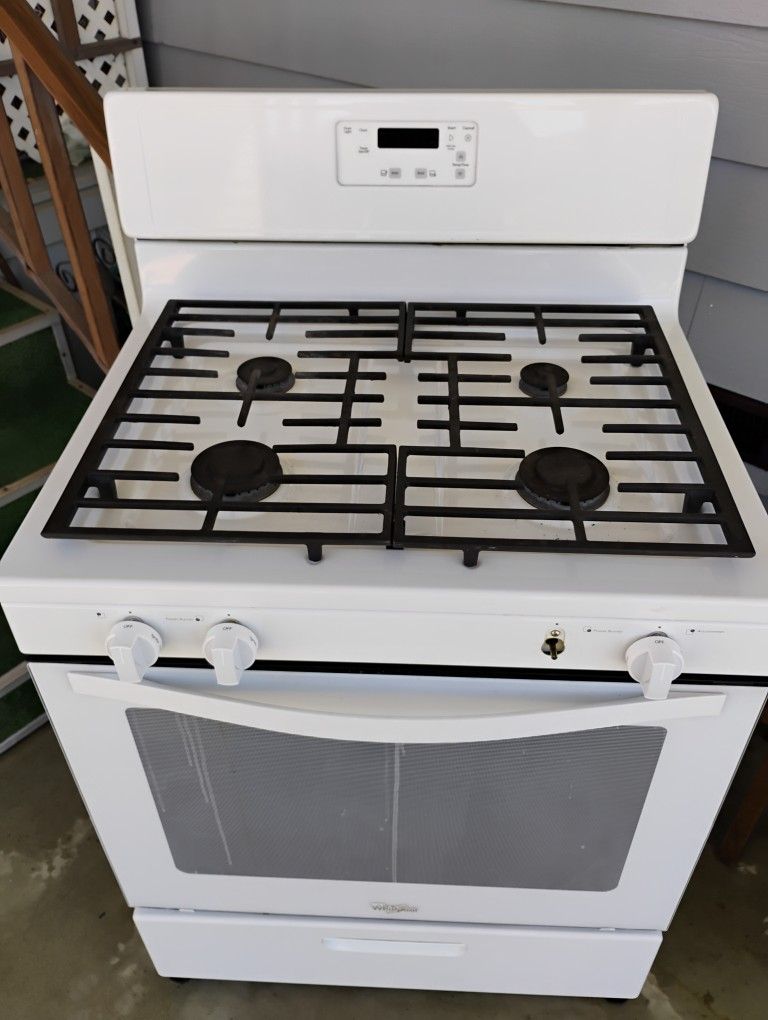 White Stove In Excellent Working Condition Only Missing  One Knob  But Works Excellent 