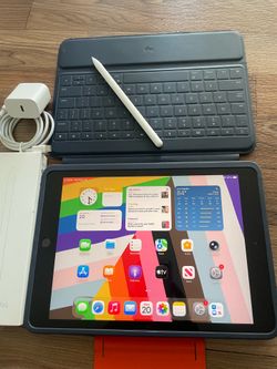 Apple iPad 8th Generation 32GB (Latest iOS 26) Logitech Keyboard case , Pencil & charger