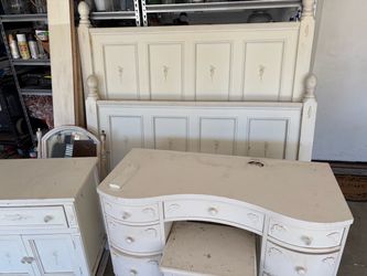 Queen size bedroom suite
