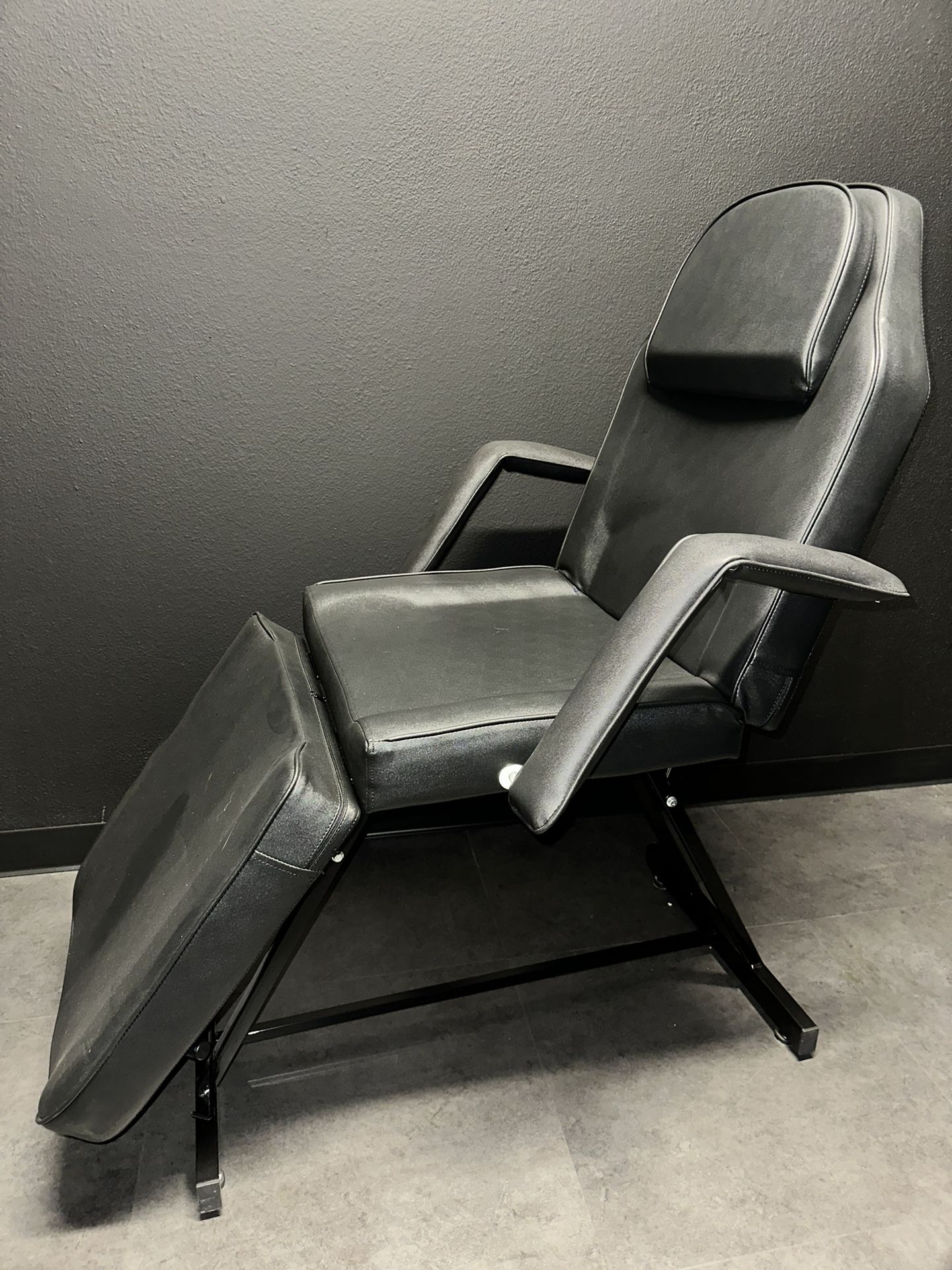 Esthetician/Tatoo Chair w Stool Included 