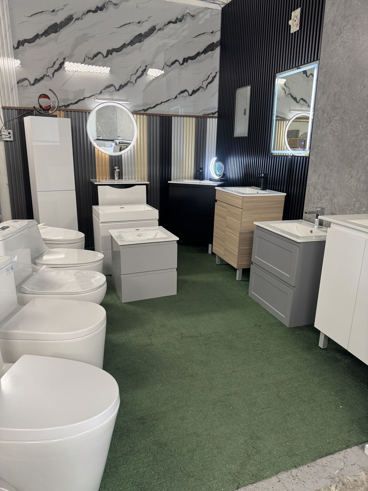 Vanity - Toilet - Mirror 