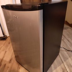 Whirlpool Refrigerator Freezer 4.3 Cubic 