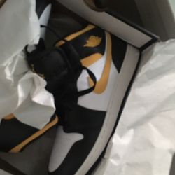 JORDAN 1 White Pollen      DM For More Pictures