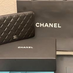 $750  🌺Chanel🌺Black ZippyOrganizer