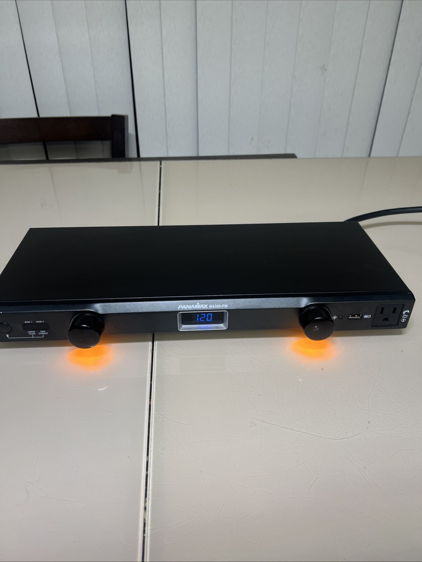 Panamax M4300-PM 9 Outlet Power Conditioner & Surge Suppressor Protector Lights. Used in excellent condition and fully functional!