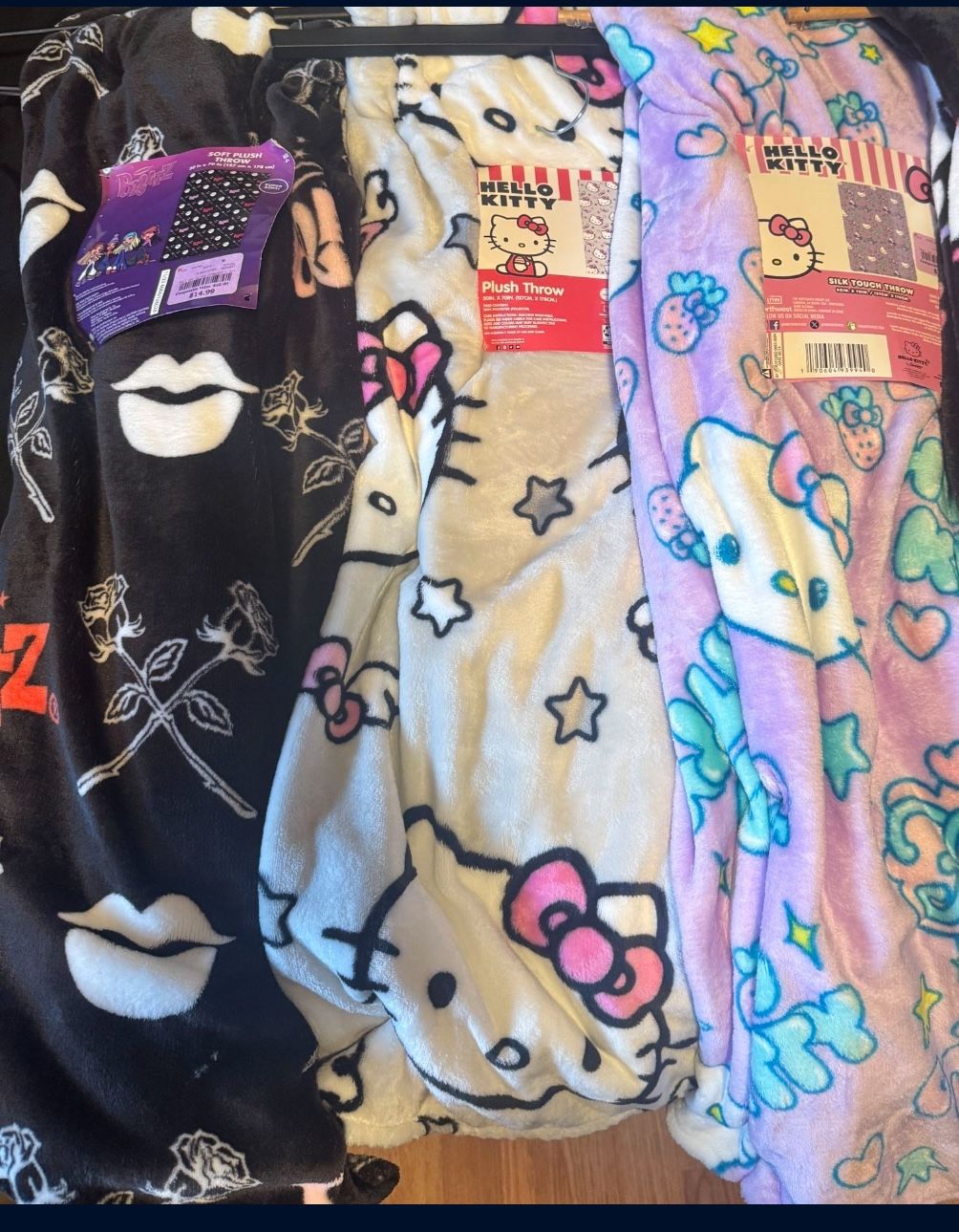 Throw Blankets Hello Kitty & Bratz