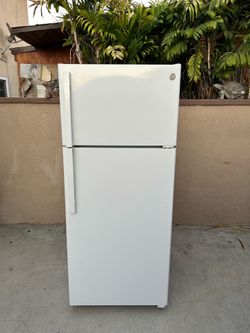 GE Fridge White 18cu ft 28x29x67🛑👍3 MONTHS WARRANTY