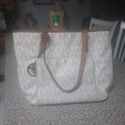 Brand new Michal Kors  Purse For The Lady 