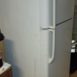 Free Refrigerator (Does Not Get Cold) Needs Charge