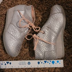 Tom's Wedge Booties - Size 13Y