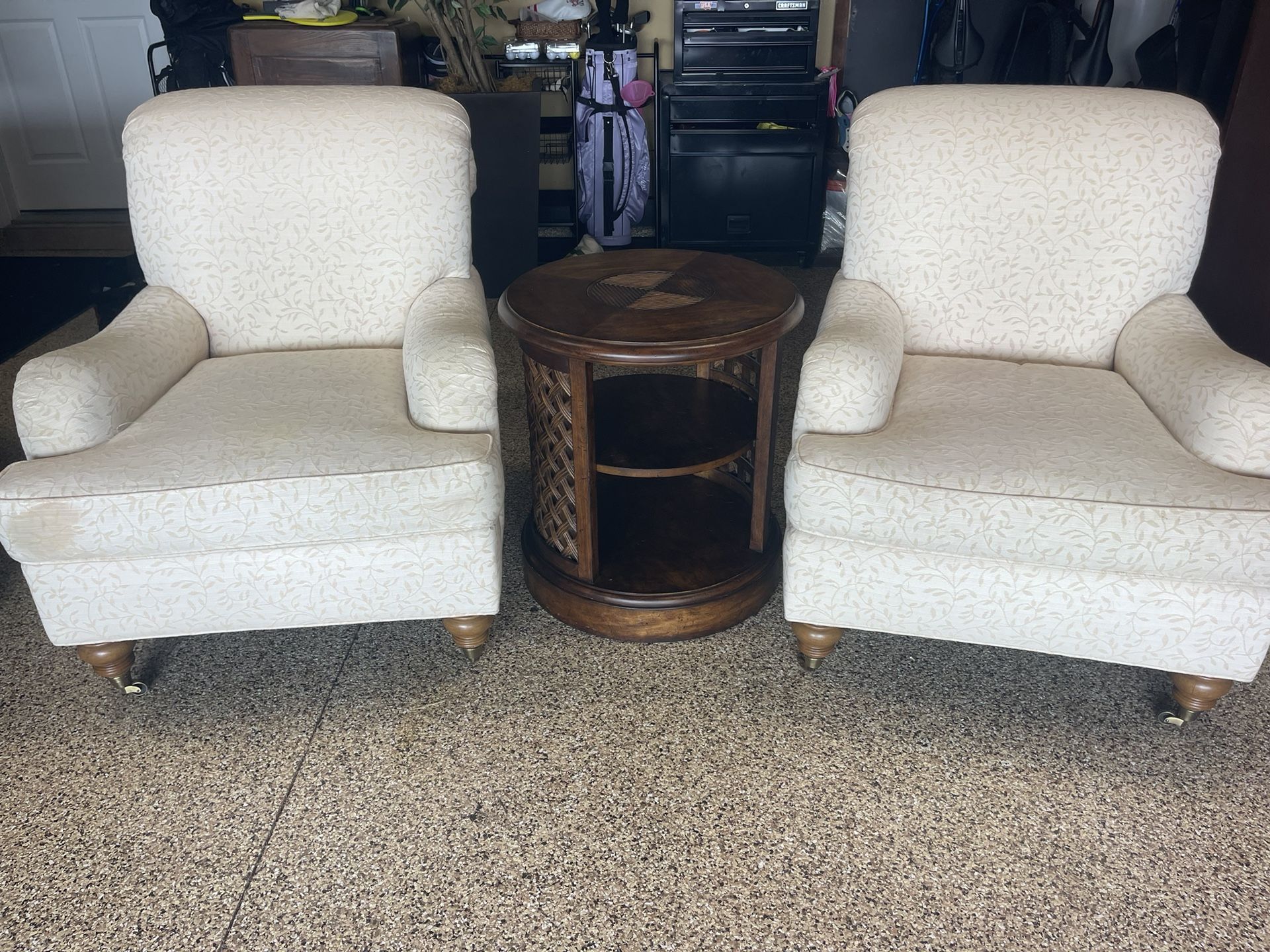 Living Room Chairs/Table