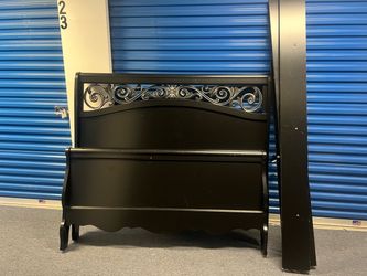 Queen bedframe