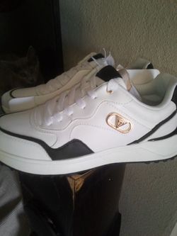 Womans brand new guess sneakers