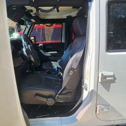 Clean Title, White Jeep  Wrangler