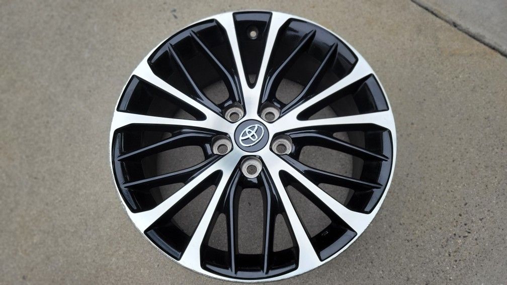 18" Toyota Camry Rim. 5x114.3 Bolt Pattern. No Tire.