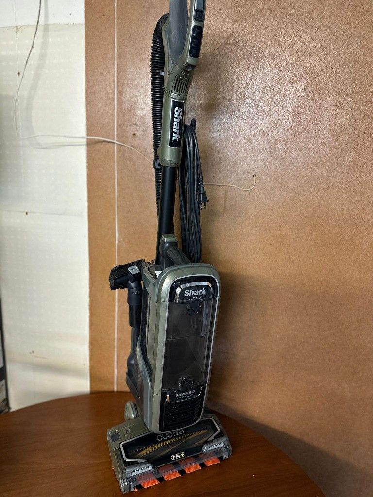 Shark APEX DuoClean with Zero-M Self-Cleaning Brushroll Powered Lift-Away Upright Vacuum AZ1000
ADO #:B-1618
Used.Price is Firm.