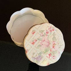 Vintage AVON Tin “Tender Blossoms” Vanity Container Fluted Edge Floral Design 