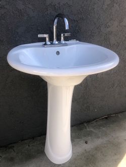 White pedestal sink w/ chrome faucet