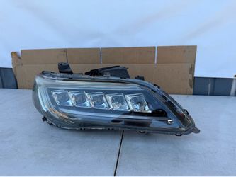 ACURA RDX HID XENON 2016 2017 2018 Headlight headlamp right passenger side RH Used original OEM /Some cracks /