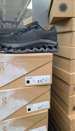 On cloud shoes size 8 only all black 95$