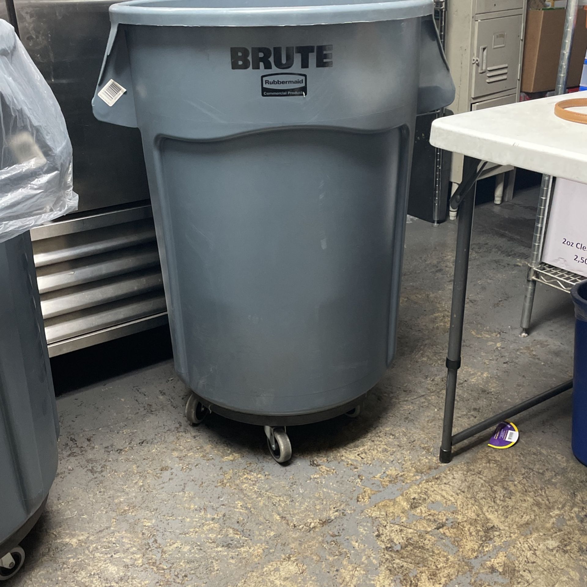 Rubbermaid Bote Para Basura Con Llantas 44 Galones