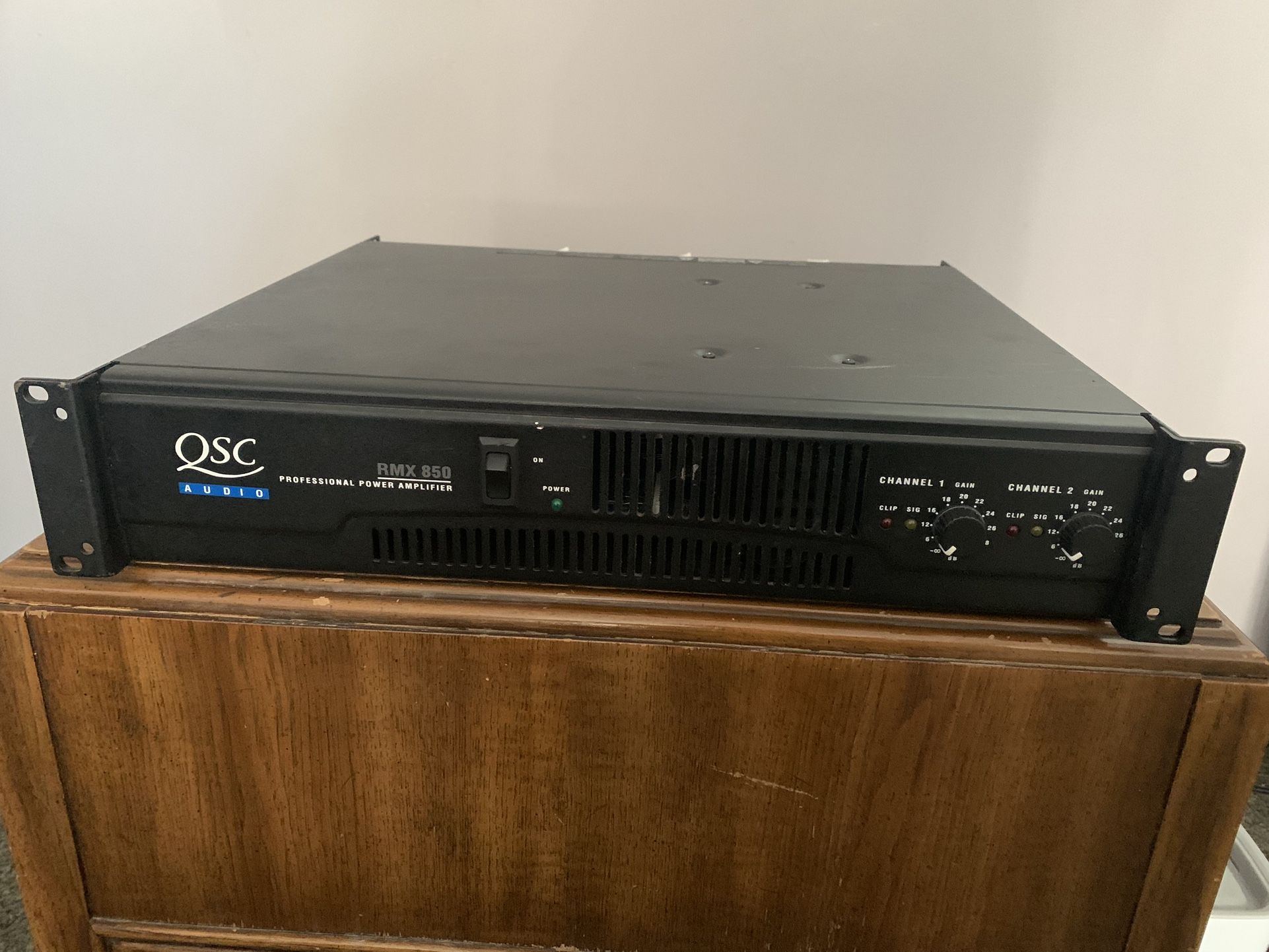 QSC Audio RMX 850 - 200 Watt 2-Channel Rack Mount Professional Power Amplifier