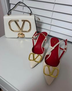 V heels and purse