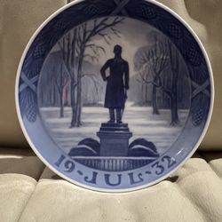 ANTIQUE LIMITED EDITION ROYAL COPENHAGEN CHRISTMAS PLATE 1932