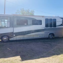 2004 40 FT SUN VOYAGER BY GULF STREMAM  double slide out great condition