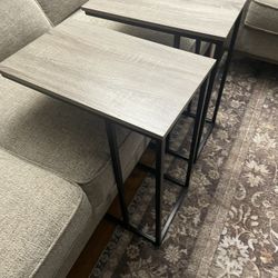 Nice 2 modern end table in very good condition 