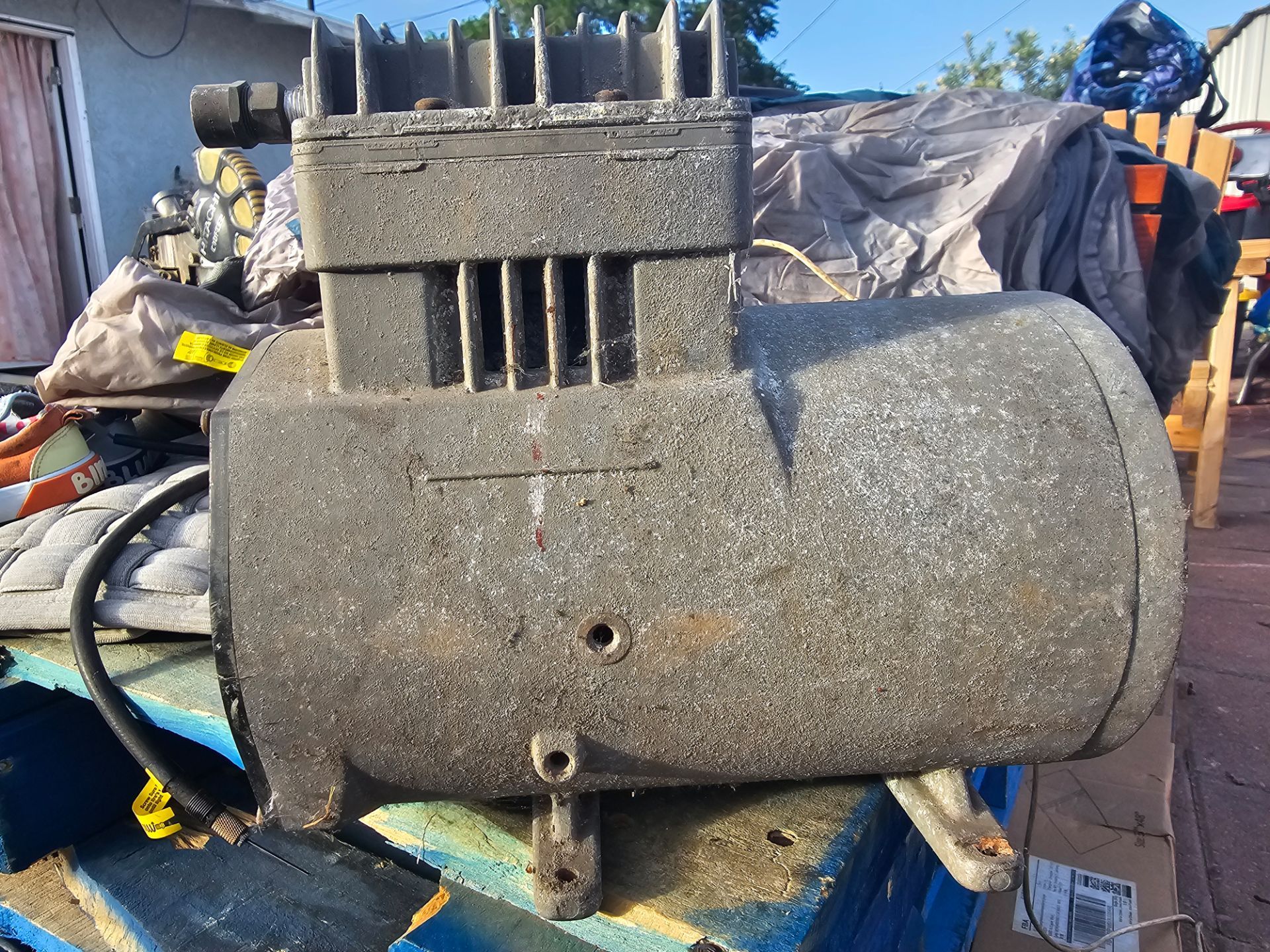 industrial-style oil-less air compressor