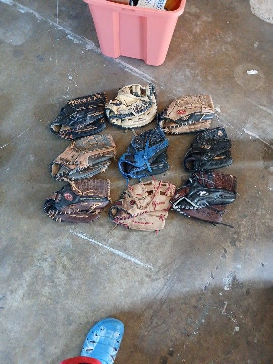 Baseball And Soft Ball Gloves
