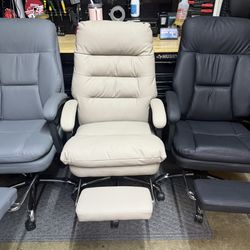 Office Chair with Retractable Footrest